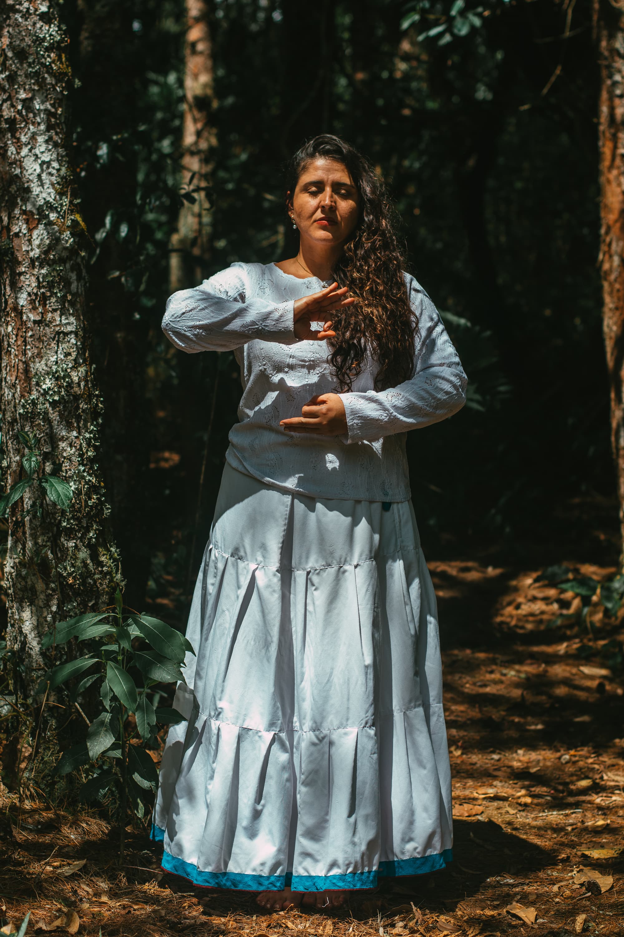Práctica meditativa en un entorno natural sereno