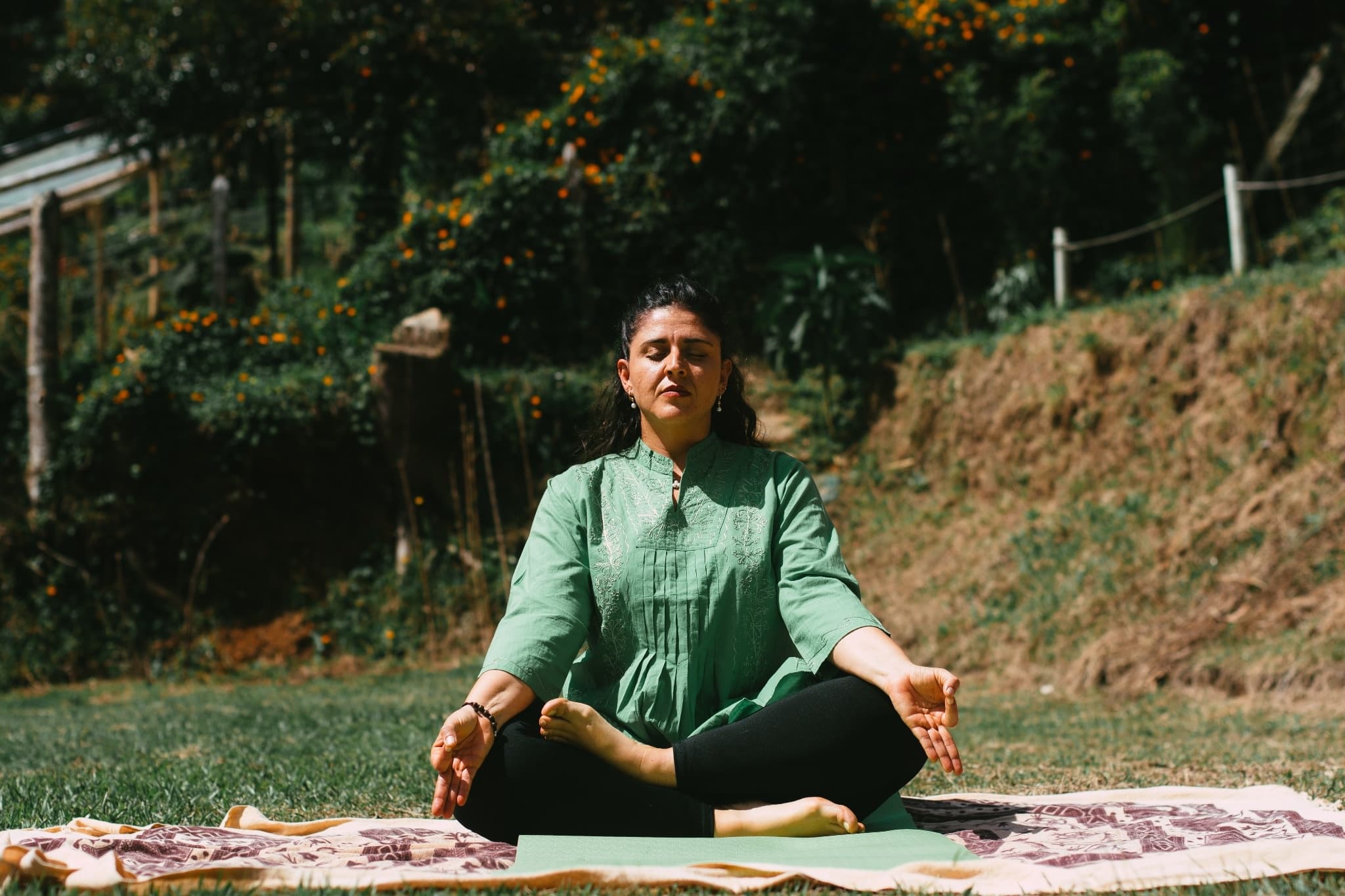 Práctica de meditación en naturaleza al atardecer